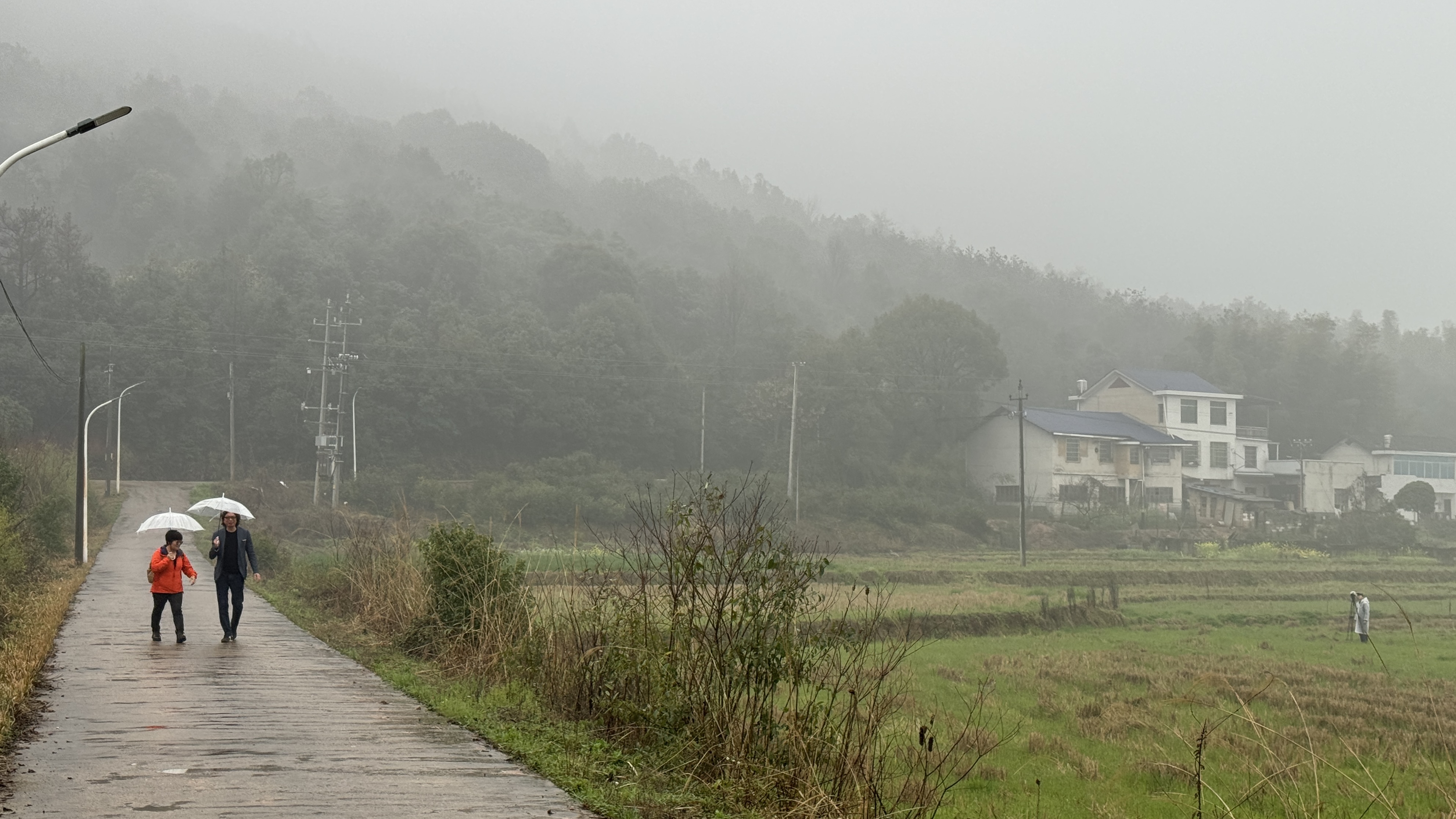 十三邀第八季，拍摄对象在雨中漫步